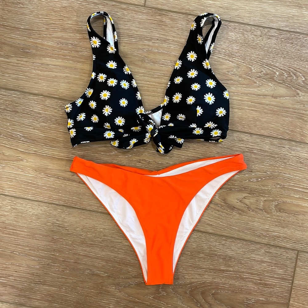Cupshe Daisy Bikini Set